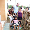 Jairala entregó la silla de ruedas a Carolina. Junto a él, la mamá de la menor, Rocío Guapilema, y la reina del Guayas, Rebeca Torres